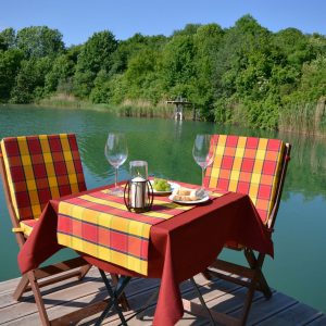 Outdoorstoff Solis bordeaux und cube 0002 mit Leuchte Cosma